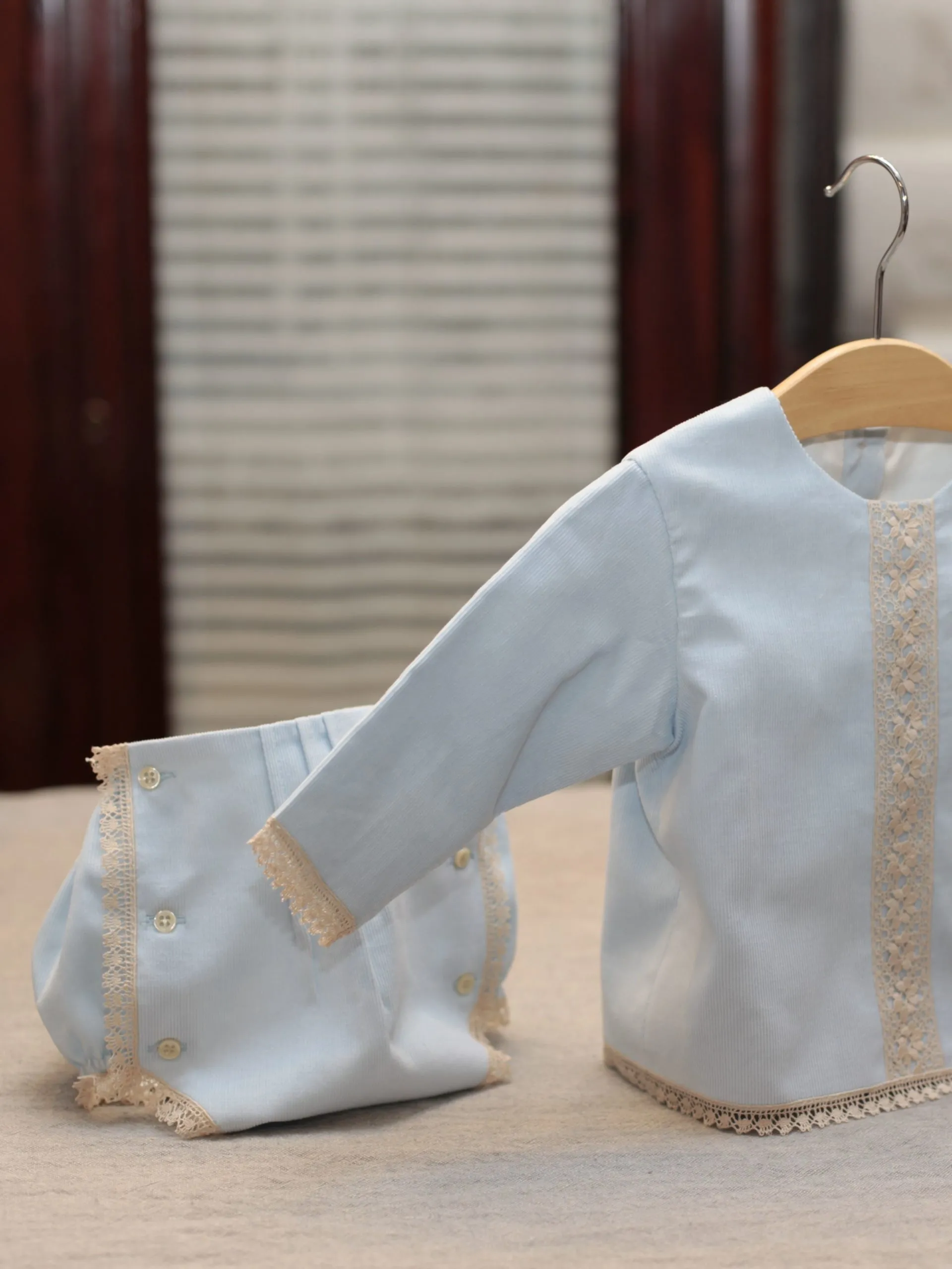 Conjunto camisa y ranita de piqué azul y encaje - Imagen 2