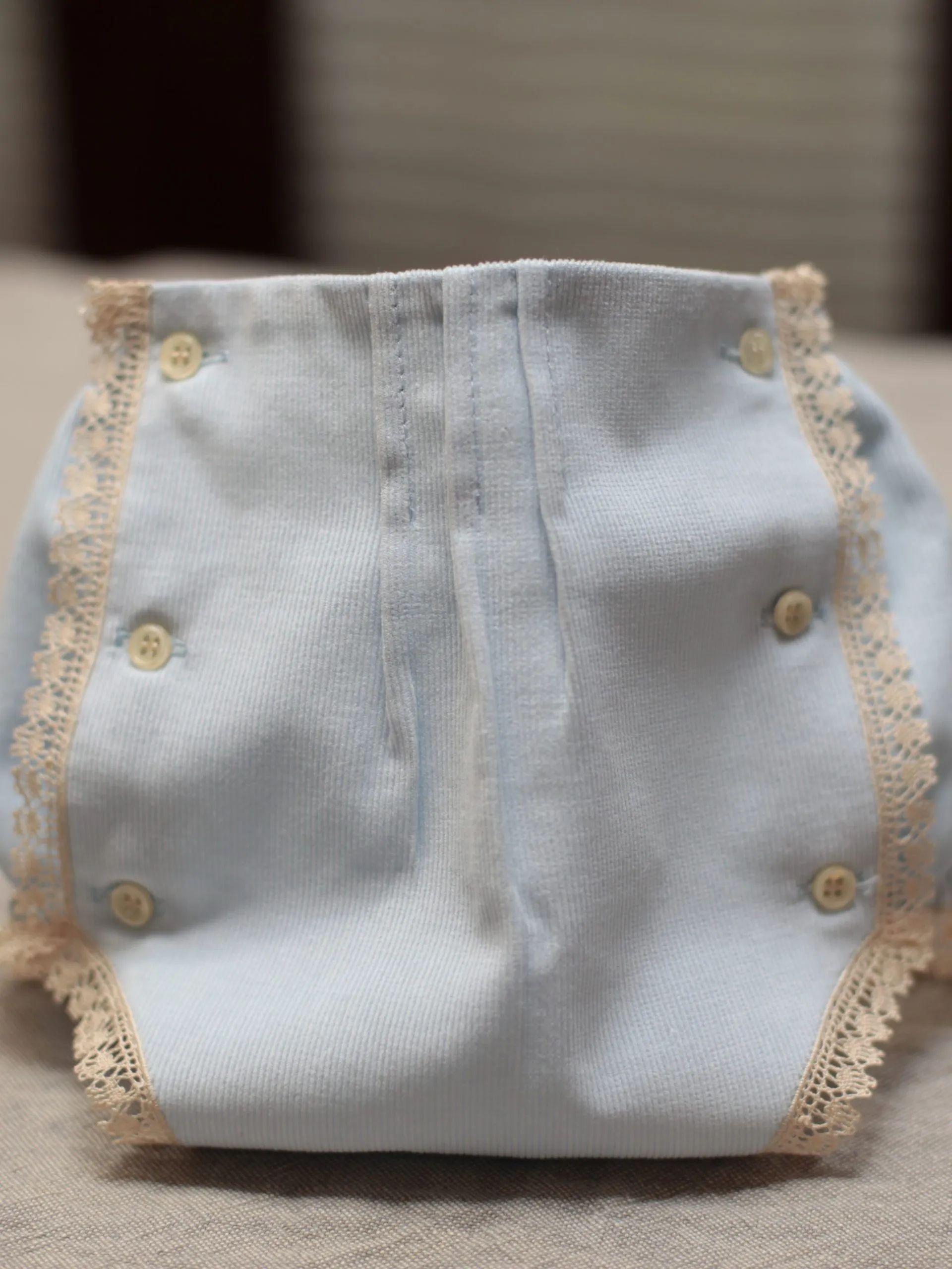 Conjunto camisa y ranita de piqué azul y encaje - Imagen 4